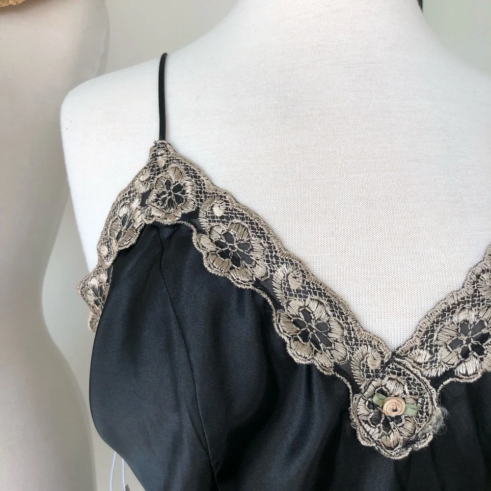 SOLD ❌ VINTAGE BLACK NIGHTDRESS WITH SCALLOP TRIM - Picture 4 of 8